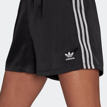 ADIDAS ORIGINALS Loosefit Housut värissä musta