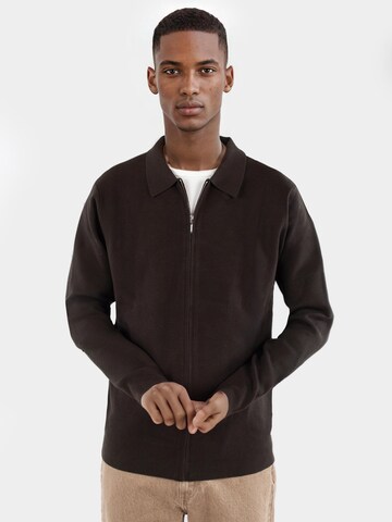 Ciszere Strickjacke 'Colby' in Braun: Vorderseite