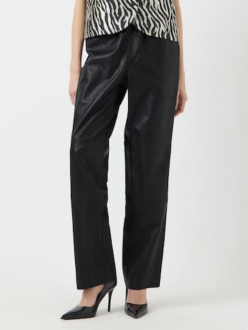 regular Pantaloni di YAS in nero: frontale