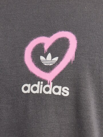 ADIDAS ORIGINALS Koszulka 'VDAY HEART' w kolorze szary