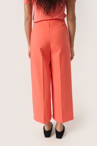 regular Pantaloni con piega frontale 'Corinne' di SOAKED IN LUXURY in arancione