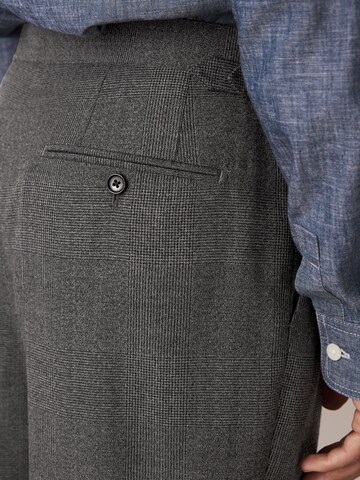 regular Pantaloni con pieghe di Next in grigio