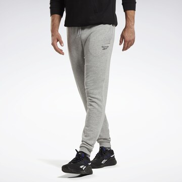 Reebok Конический (Tapered) Спортивные штаны в Серый: спереди