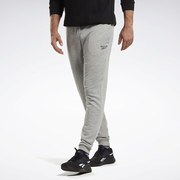 Effilé Pantalon de sport Reebok en gris : devant