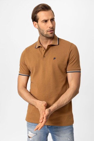 DENIM CULTURE T-shirt 'Arvid' i brun: framsida