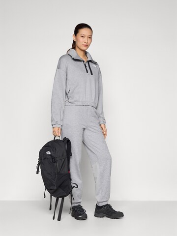 THE NORTH FACE Спортен суитшърт 'INTEREST' в сиво