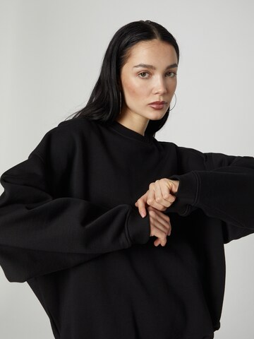 Sweat-shirt 'Costia' ABOUT YOU x Chiara Biasi en noir