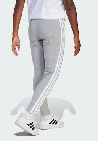 ADIDAS SPORTSWEAR - Skinny Pantalón deportivo 'Essentials' en gris