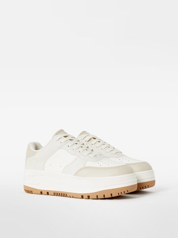 Sneaker low de la Bershka pe bej