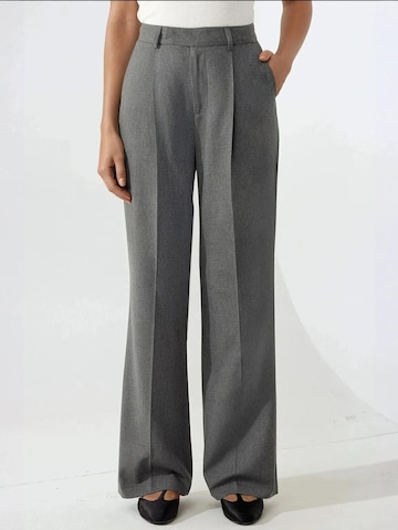 Regular Pantalon 'Hose' Hiccup en gris : devant