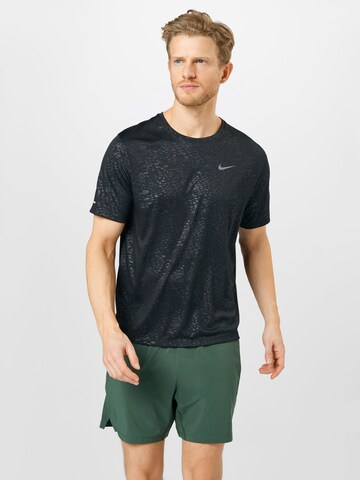 NIKE Functioneel shirt 'Miler Run Division' in Zwart: voorkant