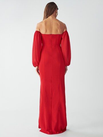 Abito 'KYRA' di BWLDR in rosso: dietro