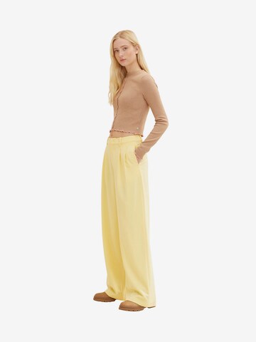 Wide leg Pantaloni con pieghe di TOM TAILOR DENIM in giallo