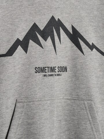 SOMETIME SOON Sweatshirt in Grau