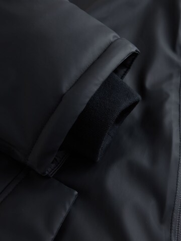 Next Mantel in Schwarz