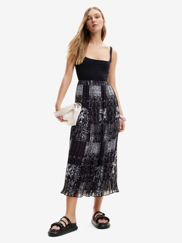 Rochie de la Desigual pe negru: față