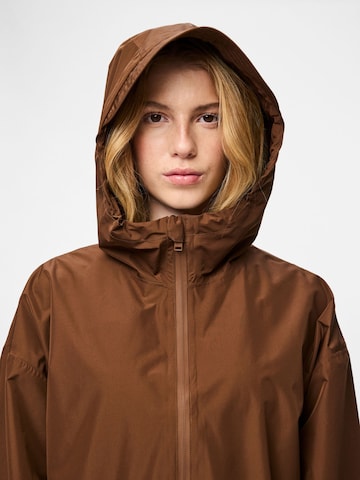 Veste mi-saison 'PCTui' PIECES en marron