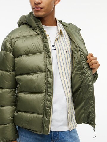 Tommy Jeans Zimska jakna | zelena barva