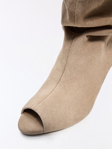 Bershka Stiefel in Beige