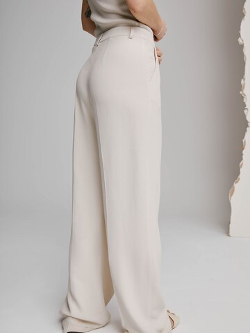 Wide leg Pantaloni con piega frontale 'Daliah' di A LOT LESS in bianco