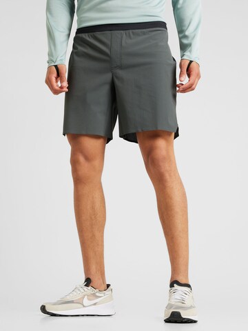 On Regular Sportshorts in Grün: predná strana