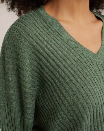 WE Fashion Sweater in Green