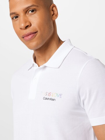 Tricou 'PRIDE LOVE' de la Calvin Klein pe alb