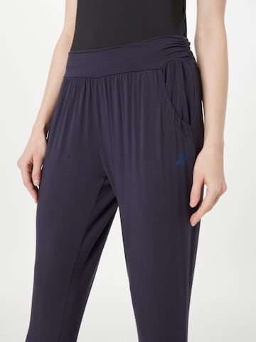 CURARE Yogawear Slimfit Sporthose in Blau
