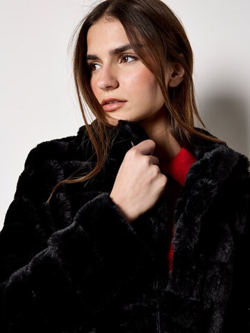 Apricot Wintermantel in Zwart