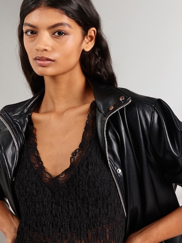 juoda ABOUT YOU Marškinėliai-glaustinukė 'Ilse'