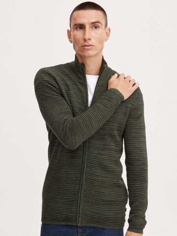 !Solid Regular Fit Strickjacke ' STRUAN ' in Grün: Vorderseite