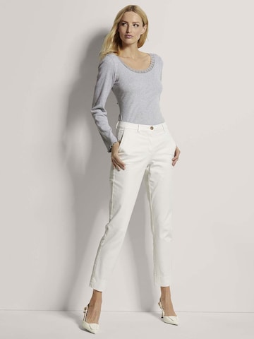 MADELEINE Tapered Chino in Wit