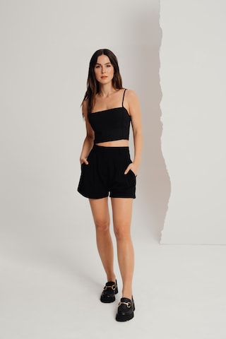 A LOT LESS Regular Shorts 'Delia' in Schwarz