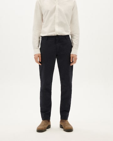 Thinking MU Regular Chino in Blauw: voorkant