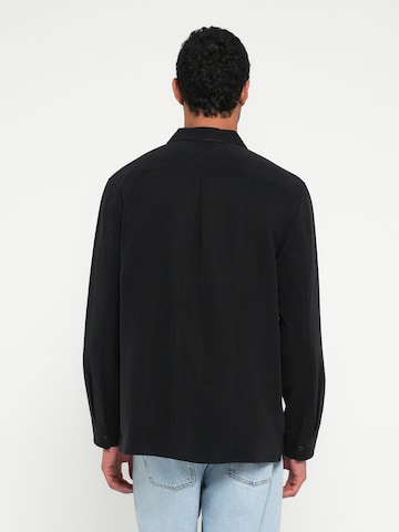Calvin Klein Klasický střih Košile – černá: zadní strana