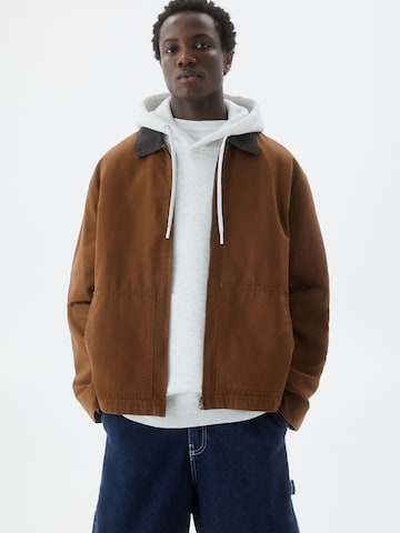 Geacă de primăvară-toamnă de la Pull&Bear pe maro: față