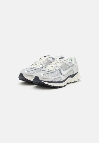 Nike Sportswear Sneaker low 'Zoom Vomero 5' i grå