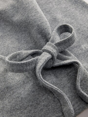 Next Set: Strickjacke und Top in Grau