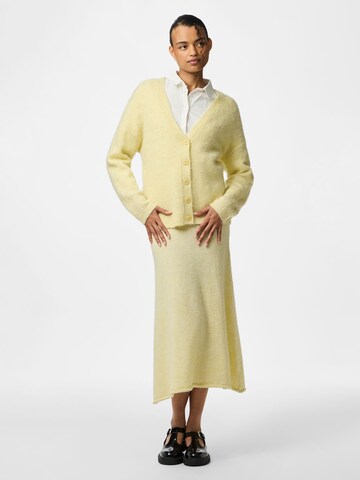 Cardigan 'PCPam' PIECES en jaune