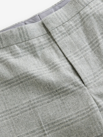 regular Pantaloni con piega frontale di Next in grigio