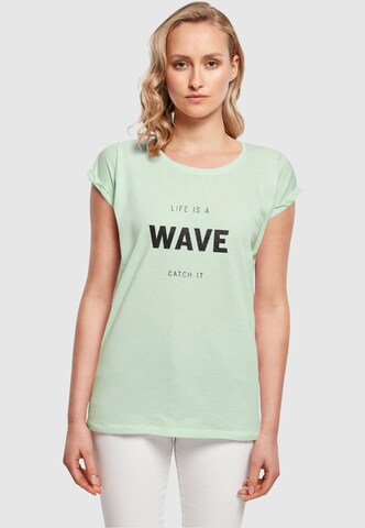 Merchcode T-Shirt 'Summer - Life is a wave' in Grün: Vorderseite
