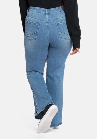 SHEEGO Bootcut Jeans i blå