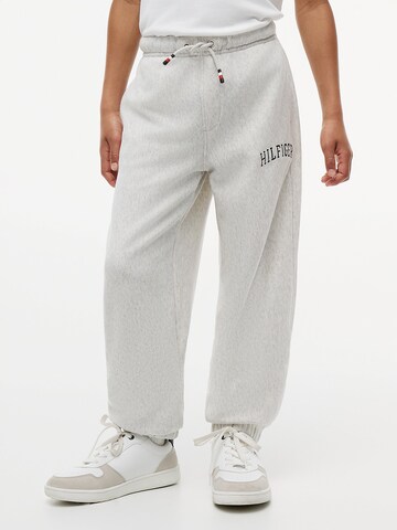 Effilé Pantalon TOMMY HILFIGER en gris : devant