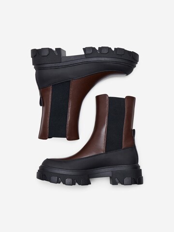 ONLY Chelsea boots 'Tola' in Brown