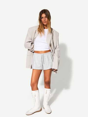Bershka Regular Byxa i grå