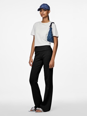Flared Pantaloni 'PCGEORGINA' di PIECES in nero