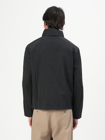 Lyle & Scott Between-season jacket 'Fold Away' in Black: back