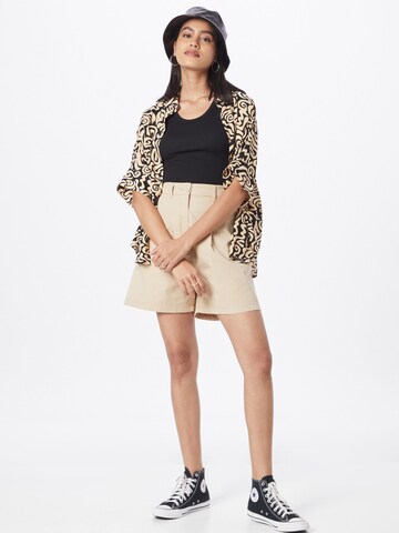 Monki - regular Pantalón plisado en beige