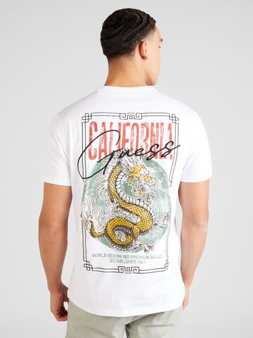 GUESS Тениска 'CALIFORNIA DRAGON' в бяло: отпред