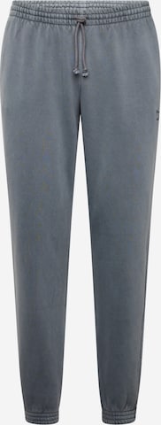 Effilé Pantalon de sport Reebok en gris : devant